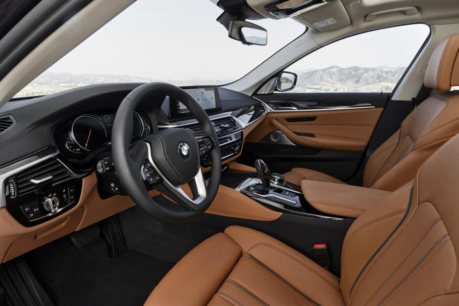 Интерьер BMW 530d xDrive Sedan Luxury Line 2017 года  (WW) (фото 58 из 61)